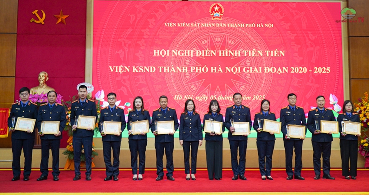 VKSND huyện Quốc Oai vinh dự có 2 cá nhân được tuyên dương là điển hình tiên tiến giai đoạn 2020-2025- Ảnh 1.