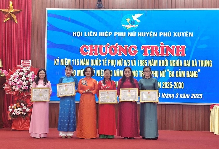 Phụ nữ Phú Xuyên phát huy tinh thần 115 năm Quốc tế phụ nữ 8/3 và 1985 năm cuộc khởi nghĩa Hai Bà Trưng, 60 năm phong trào “Ba đảm đang”- Ảnh 2.