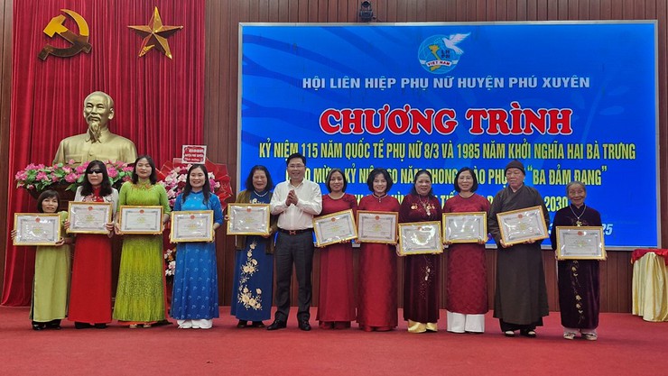 Phụ nữ Phú Xuyên phát huy tinh thần 115 năm Quốc tế phụ nữ 8/3 và 1985 năm cuộc khởi nghĩa Hai Bà Trưng, 60 năm phong trào “Ba đảm đang”- Ảnh 3.
