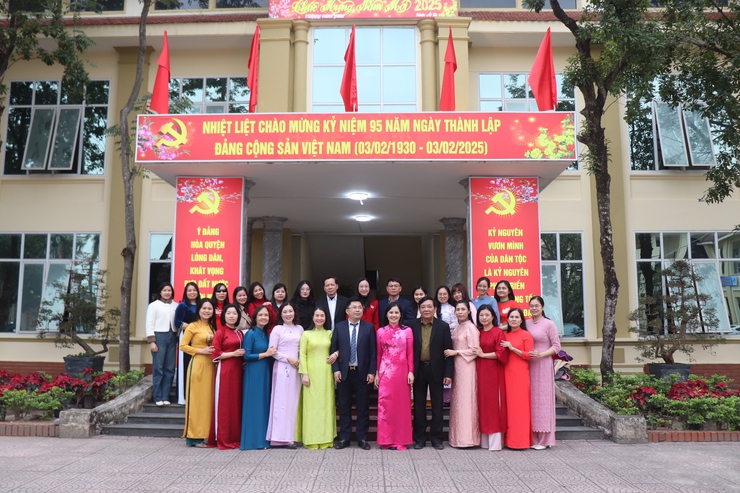   Nhân kỷ niệm 115 năm Ngày quốc tế phụ nữ (8/3/1910 - 8/3/2025) và 1985 năm Khởi nghĩa Hai Bà Trưng. Chiều ngày 7/3, Công đoàn Khối Dân Đảng Huyện ủy tổ chức gặp mặt truyền thống.- Ảnh 6.