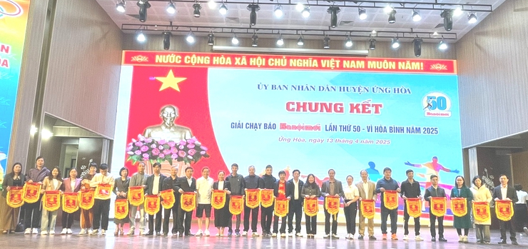Ứng Hòa gần 500 vận động viên tranh tài tại chung kết Giải chạy Báo Hànộimới lần thứ 50: Lan tỏa tinh thần "Vì hòa bình" và rèn luyện sức khỏe- Ảnh 2.
