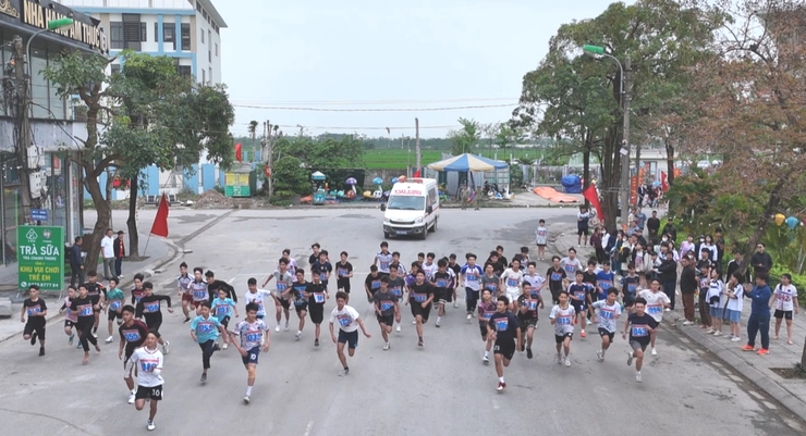 Ứng Hòa gần 500 vận động viên tranh tài tại chung kết Giải chạy Báo Hànộimới lần thứ 50: Lan tỏa tinh thần "Vì hòa bình" và rèn luyện sức khỏe- Ảnh 7.