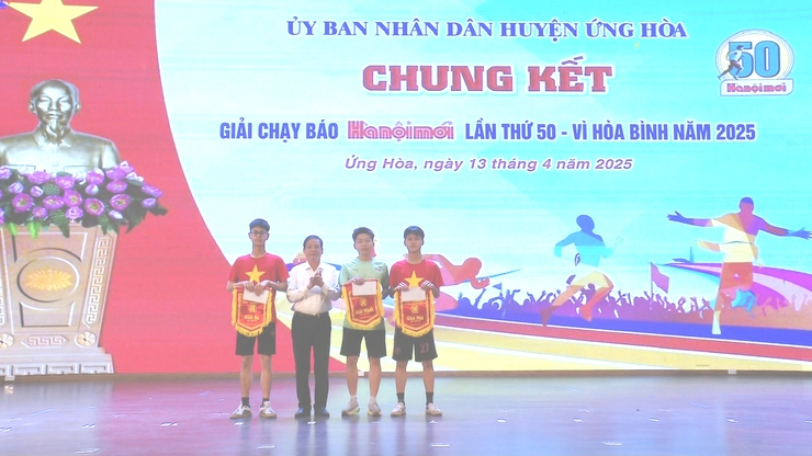 Ứng Hòa gần 500 vận động viên tranh tài tại chung kết Giải chạy Báo Hànộimới lần thứ 50: Lan tỏa tinh thần "Vì hòa bình" và rèn luyện sức khỏe- Ảnh 11.