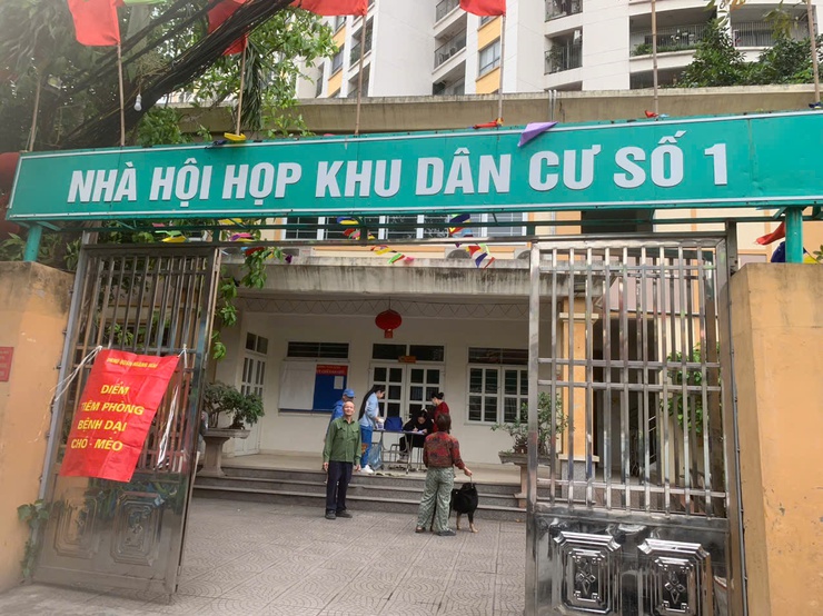 Phường Vĩnh Hưng Triển khai tổ chức tiêm phòng dại cho đàn chó mèo năm 2025 trên địa bàn phường.- Ảnh 4.
