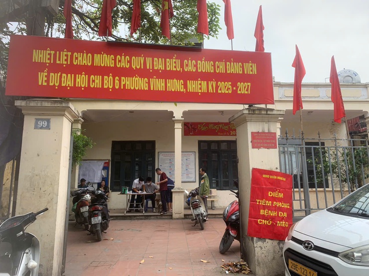 Phường Vĩnh Hưng Triển khai tổ chức tiêm phòng dại cho đàn chó mèo năm 2025 trên địa bàn phường.- Ảnh 5.