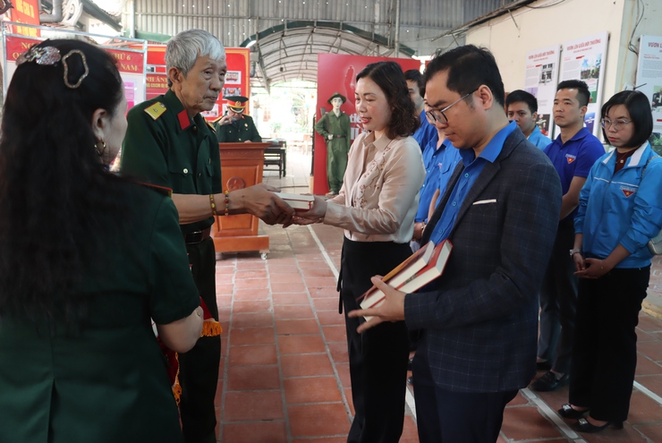 Cụm Đoàn thi đua số 4 thành đoàn Hà Nội dâng hương tại Bảo tàng chiến sỹ CM bị địch bắt tù đầy, khánh thành công trình thanh niên tại thôn Cổ Trai xã Đại Xuyên- Ảnh 4.