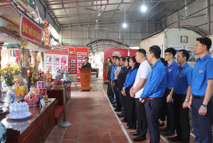 Cụm Đoàn thi đua số 4 thành đoàn Hà Nội dâng hương tại Bảo tàng chiến sỹ CM bị địch bắt tù đầy, khánh thành công trình thanh niên tại thôn Cổ Trai xã Đại Xuyên- Ảnh 1.