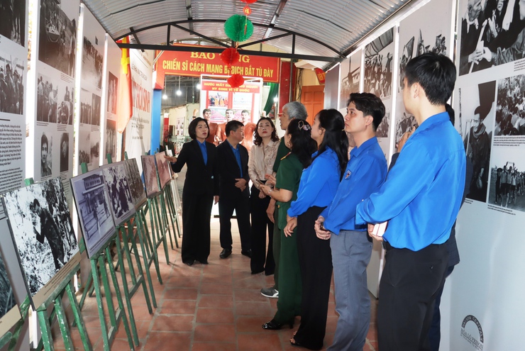 Cụm Đoàn thi đua số 4 thành đoàn Hà Nội dâng hương tại Bảo tàng chiến sỹ CM bị địch bắt tù đầy, khánh thành công trình thanh niên tại thôn Cổ Trai xã Đại Xuyên- Ảnh 3.