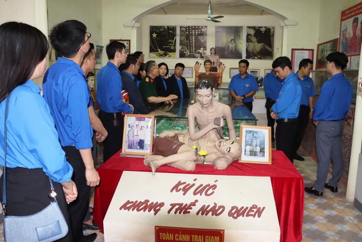 Cụm Đoàn thi đua số 4 thành đoàn Hà Nội dâng hương tại Bảo tàng chiến sỹ CM bị địch bắt tù đầy, khánh thành công trình thanh niên tại thôn Cổ Trai xã Đại Xuyên- Ảnh 2.