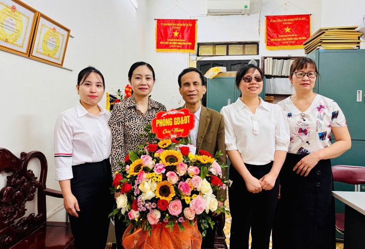 Lãnh đạo huyện Ứng Hoà chúc mừng Hội người mù  nhân kỷ niệm 56 năm ngày thành lập Hội người mù Việt Nam- Ảnh 3.