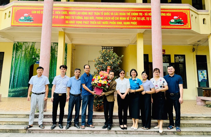 Lãnh đạo huyện Ứng Hoà chúc mừng Hội người mù  nhân kỷ niệm 56 năm ngày thành lập Hội người mù Việt Nam- Ảnh 2.