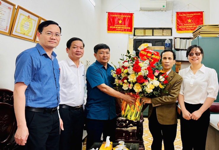 Lãnh đạo huyện Ứng Hoà chúc mừng Hội người mù  nhân kỷ niệm 56 năm ngày thành lập Hội người mù Việt Nam- Ảnh 1.