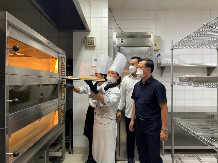 Kiểm soát an toàn thực phẩm tại một số làng nghề sản xuất bánh kẹo và dịp Tết Trung thu- Ảnh 1.