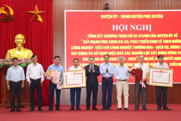 Huyện Phú Xuyên tổng kết chương tình số 02; công bố quyết định các xã đạt chuẩn NTM nâng cao, NTM kiểu mẫu năm 2023, 2024.- Ảnh 7.