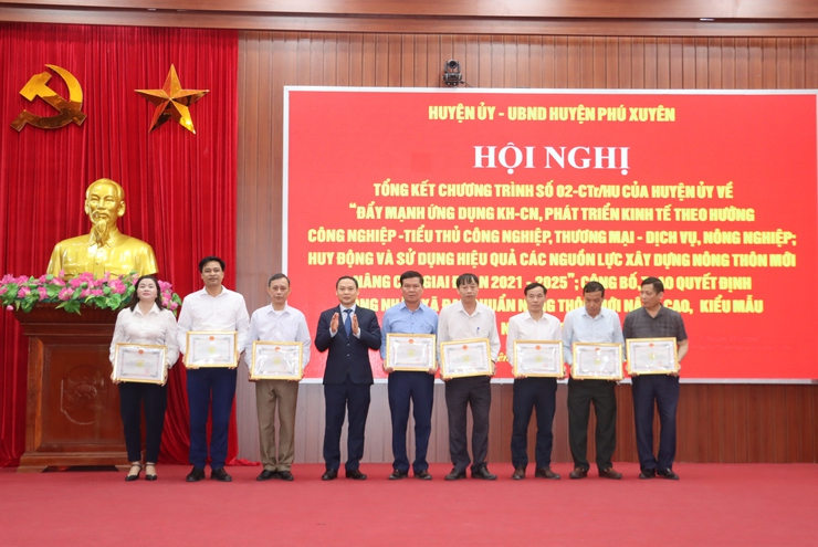 Huyện Phú Xuyên tổng kết chương tình số 02; công bố quyết định các xã đạt chuẩn NTM nâng cao, NTM kiểu mẫu năm 2023, 2024.- Ảnh 4.