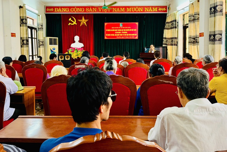 Lãnh đạo huyện Ứng Hoà chúc mừng Hội người mù  nhân kỷ niệm 56 năm ngày thành lập Hội người mù Việt Nam- Ảnh 8.