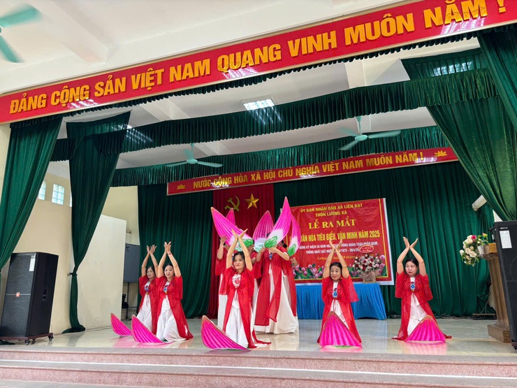 UBND XÃ LIÊN BẠT TỔ CHỨC THÀNH CÔNG LỄ RA MẮT "LÀNG VĂN HOÁ TIÊU BIỂU, VĂN MINH" NĂM 2025- Ảnh 4.
