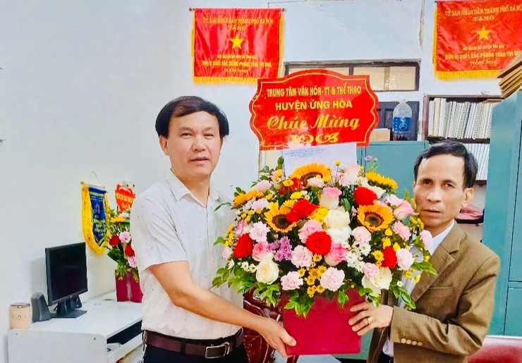 Lãnh đạo huyện Ứng Hoà chúc mừng Hội người mù  nhân kỷ niệm 56 năm ngày thành lập Hội người mù Việt Nam- Ảnh 7.