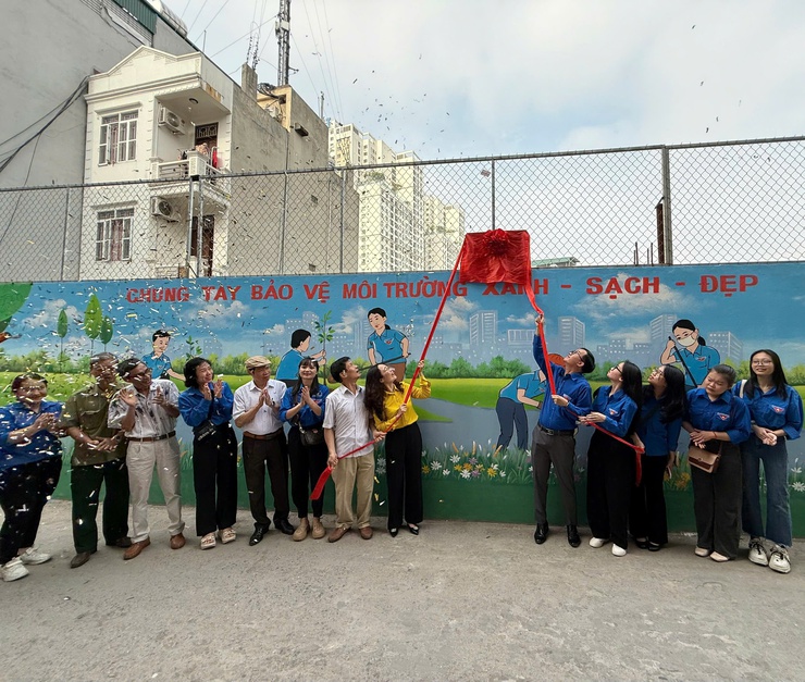 Đoàn thanh niên Cộng sản Hồ chí Minh phường Tương Mai tổ chức Lễ khánh thành công trình thanh niên tranh tường bích họa chủ đề “Chung tay bảo vệ môi trường Xanh - Sạch - Đẹp” - Ảnh 1.