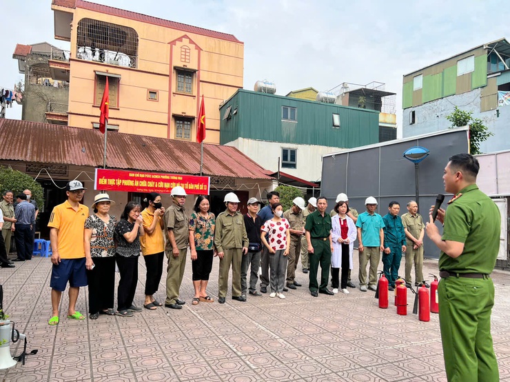 Tổ dân phố số 13 phường Tương Mai thực tập phương án PCCC và cứu nạn cứu hộ của lực lượng tại chỗ.- Ảnh 1.