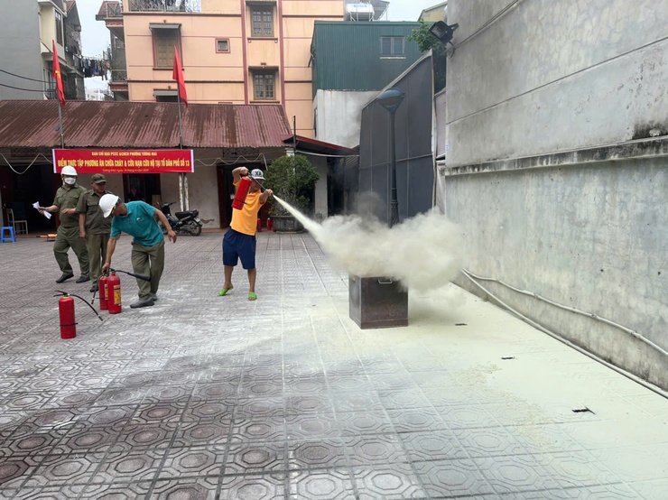 Tổ dân phố số 13 phường Tương Mai thực tập phương án PCCC và cứu nạn cứu hộ của lực lượng tại chỗ.- Ảnh 8.