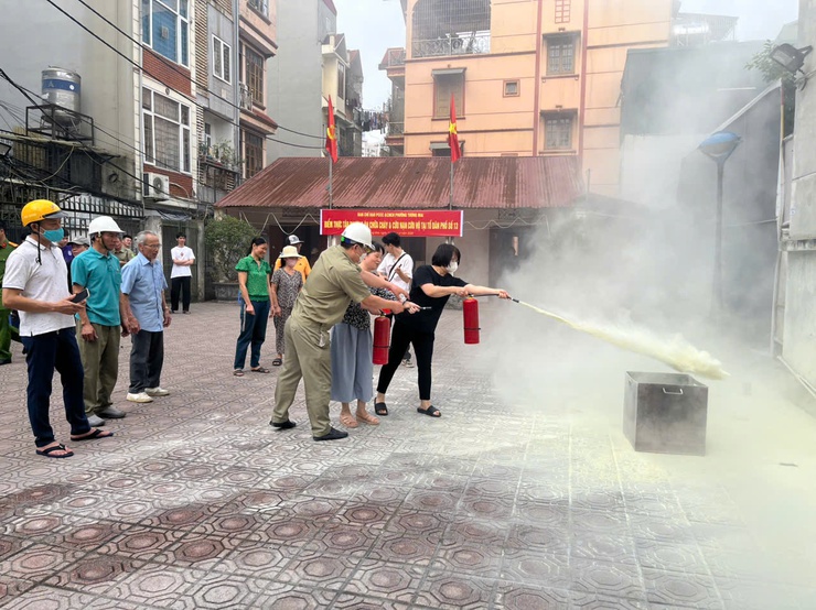 Tổ dân phố số 13 phường Tương Mai thực tập phương án PCCC và cứu nạn cứu hộ của lực lượng tại chỗ.- Ảnh 9.