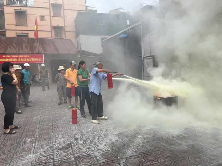 Tổ dân phố số 13 phường Tương Mai thực tập phương án PCCC và cứu nạn cứu hộ của lực lượng tại chỗ.- Ảnh 10.