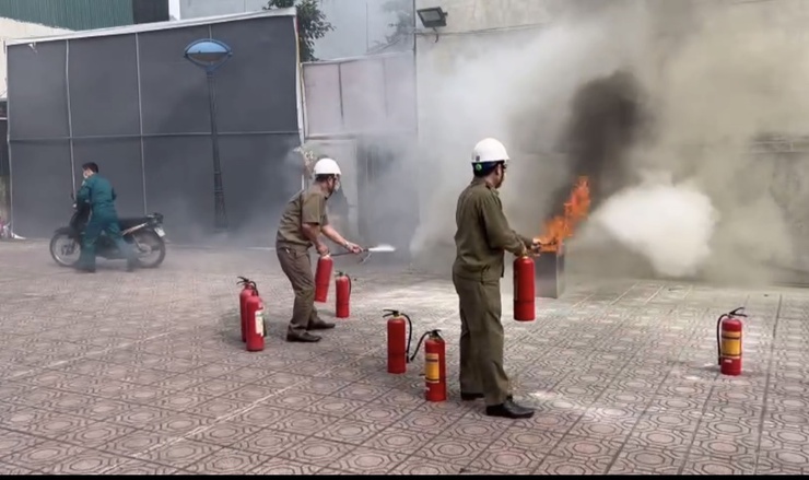 Tổ dân phố số 13 phường Tương Mai thực tập phương án PCCC và cứu nạn cứu hộ của lực lượng tại chỗ.- Ảnh 4.