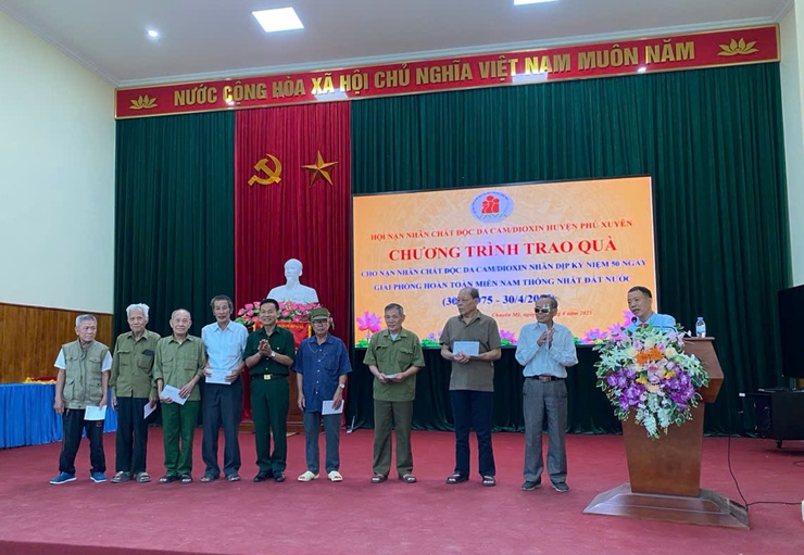 Phú Xuyên: Tặng quà các nạn nhân chất độc da cam- Ảnh 2.