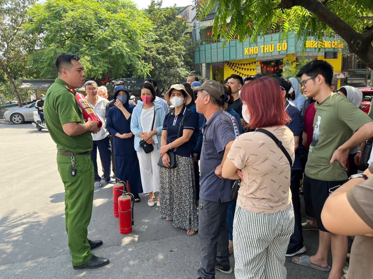 Phường Tương Mai tổ chức thực hiện cao điểm tuyên truyền, hướng dẫn an toàn phòng cháy chữa cháy và cứu nạn cứu hộ đối với cơ sở nhà ở nhiều tầng, nhiều căn hộ, nhà cho thuê trọ.- Ảnh 3.