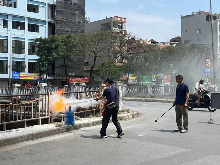 Phường Tương Mai tổ chức thực hiện cao điểm tuyên truyền, hướng dẫn an toàn phòng cháy chữa cháy và cứu nạn cứu hộ đối với cơ sở nhà ở nhiều tầng, nhiều căn hộ, nhà cho thuê trọ.- Ảnh 4.