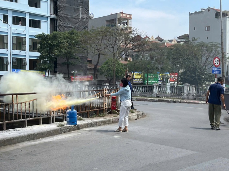 Phường Tương Mai tổ chức thực hiện cao điểm tuyên truyền, hướng dẫn an toàn phòng cháy chữa cháy và cứu nạn cứu hộ đối với cơ sở nhà ở nhiều tầng, nhiều căn hộ, nhà cho thuê trọ.- Ảnh 5.