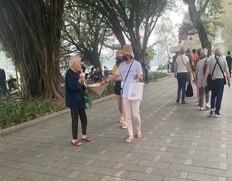 Trung tâm Công tác xã hội và Quỹ bảo trợ trẻ em Hà Nội đẩy mạnh công tác rà soát địa bàn, tập trung, tiếp nhận người lang thang trong dịp lễ 30/4 và 01/5/2025- Ảnh 2.