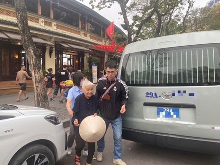 Trung tâm Công tác xã hội và Quỹ bảo trợ trẻ em Hà Nội đẩy mạnh công tác rà soát địa bàn, tập trung, tiếp nhận người lang thang trong dịp lễ 30/4 và 01/5/2025- Ảnh 3.