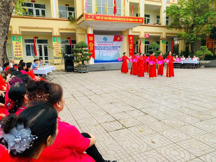 HỘI LHPN XÃ LIÊN BẠT TỔ CHỨC ĐỒNG DIỄN DÂN VŨ CHÀO MỪNG KỶ NIỆM 50 NĂM NGÀY GIẢI PHÓNG MIỀN NAM (30/4/1975 - 30/4/2025)- Ảnh 2.