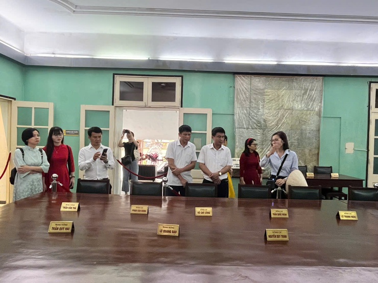 Thị trấn Quốc Oai tổ chức cho cán bộ, công chức tham quan di tích Hoàng thành Thăng Long, Nhà Quốc hội nhân dịp kỷ niệm 50 năm ngày Giải phóng Miền Nam 30/4- Ảnh 3.