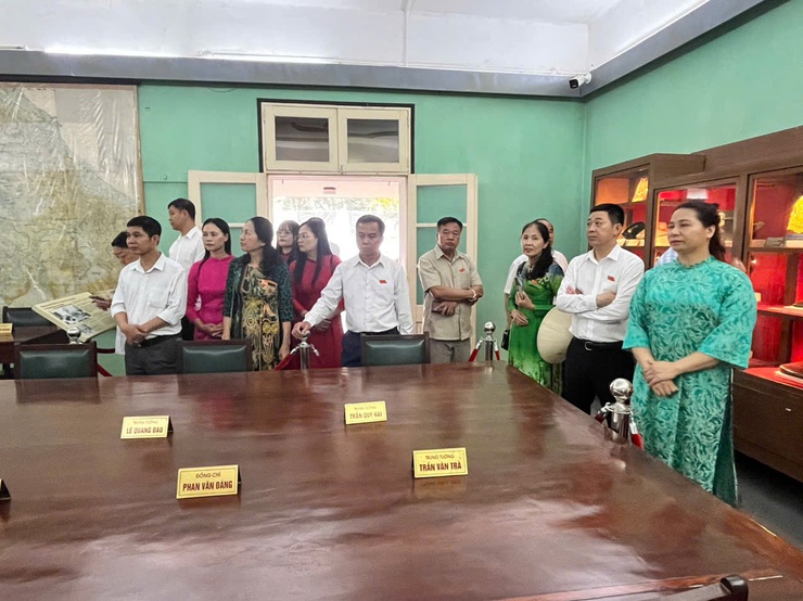 Thị trấn Quốc Oai tổ chức cho cán bộ, công chức tham quan di tích Hoàng thành Thăng Long, Nhà Quốc hội nhân dịp kỷ niệm 50 năm ngày Giải phóng Miền Nam 30/4- Ảnh 4.