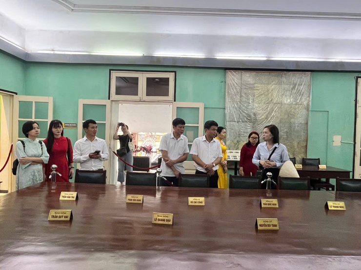 Thị trấn Quốc Oai tổ chức cho cán bộ, công chức tham quan di tích Hoàng thành Thăng Long, Nhà Quốc hội nhân dịp kỷ niệm 50 năm ngày Giải phóng Miền Nam 30/4- Ảnh 5.