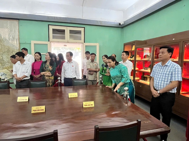 Thị trấn Quốc Oai tổ chức cho cán bộ, công chức tham quan di tích Hoàng thành Thăng Long, Nhà Quốc hội nhân dịp kỷ niệm 50 năm ngày Giải phóng Miền Nam 30/4- Ảnh 6.