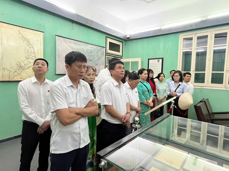 Thị trấn Quốc Oai tổ chức cho cán bộ, công chức tham quan di tích Hoàng thành Thăng Long, Nhà Quốc hội nhân dịp kỷ niệm 50 năm ngày Giải phóng Miền Nam 30/4- Ảnh 9.