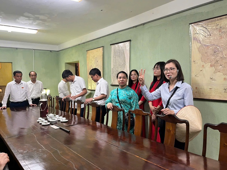 Thị trấn Quốc Oai tổ chức cho cán bộ, công chức tham quan di tích Hoàng thành Thăng Long, Nhà Quốc hội nhân dịp kỷ niệm 50 năm ngày Giải phóng Miền Nam 30/4- Ảnh 15.