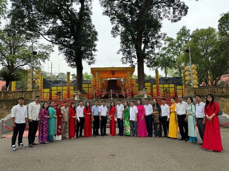 Thị trấn Quốc Oai tổ chức cho cán bộ, công chức tham quan di tích Hoàng thành Thăng Long, Nhà Quốc hội nhân dịp kỷ niệm 50 năm ngày Giải phóng Miền Nam 30/4- Ảnh 2.