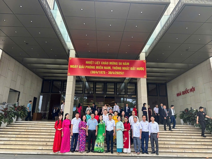Thị trấn Quốc Oai tổ chức cho cán bộ, công chức tham quan di tích Hoàng thành Thăng Long, Nhà Quốc hội nhân dịp kỷ niệm 50 năm ngày Giải phóng Miền Nam 30/4- Ảnh 18.