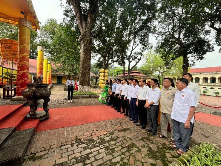 Thị trấn Quốc Oai tổ chức cho cán bộ, công chức tham quan di tích Hoàng thành Thăng Long, Nhà Quốc hội nhân dịp kỷ niệm 50 năm ngày Giải phóng Miền Nam 30/4- Ảnh 1.