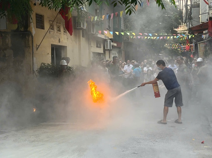 Tổ dân phố số 6 phường Tương Mai tăng cường công tác tuyên truyền, triển khai thực tập phương án chữa cháy và cứu nạn cứu hộ tại chỗ cho nhân dân trên địa bàn Tổ.- Ảnh 3.