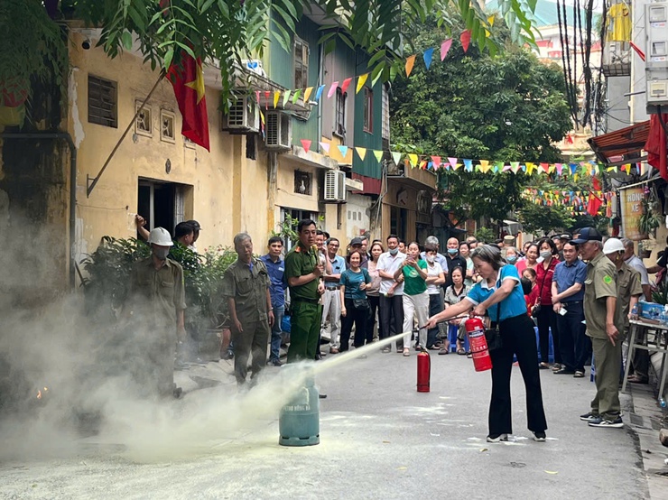Tổ dân phố số 6 phường Tương Mai tăng cường công tác tuyên truyền, triển khai thực tập phương án chữa cháy và cứu nạn cứu hộ tại chỗ cho nhân dân trên địa bàn Tổ.- Ảnh 5.