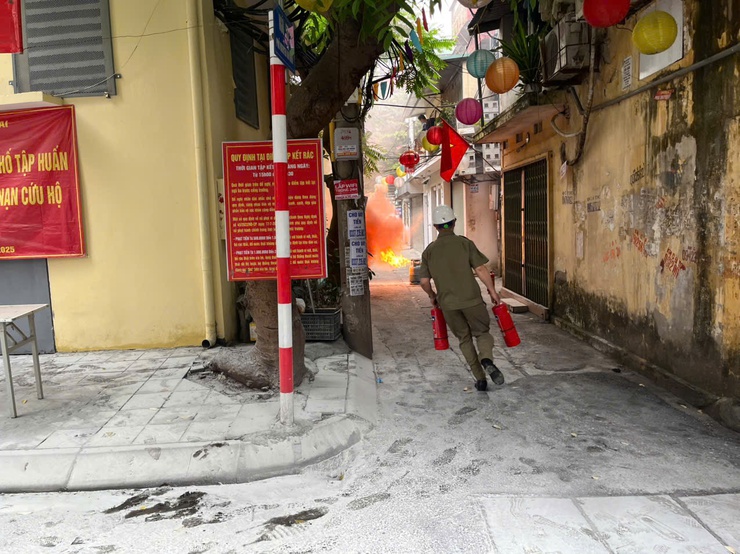 Tổ dân phố số 6 phường Tương Mai tăng cường công tác tuyên truyền, triển khai thực tập phương án chữa cháy và cứu nạn cứu hộ tại chỗ cho nhân dân trên địa bàn Tổ.- Ảnh 6.