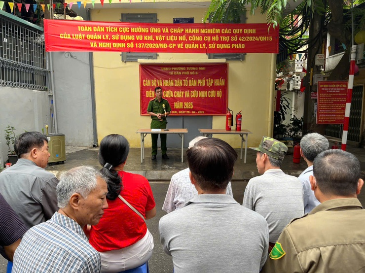 Tổ dân phố số 6 phường Tương Mai tăng cường công tác tuyên truyền, triển khai thực tập phương án chữa cháy và cứu nạn cứu hộ tại chỗ cho nhân dân trên địa bàn Tổ.- Ảnh 1.