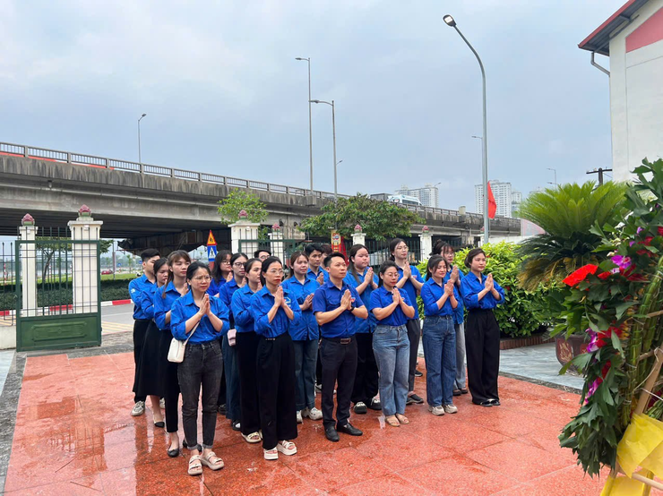 Chi đoàn Trường mầm non Họa Mi tham gia Lễ dâng hương tri ân các anh hùng liệt sĩ nhân dịp kỷ niệm 50 năm Ngày giải phóng miền Nam, thống nhất đất nước- Ảnh 2.