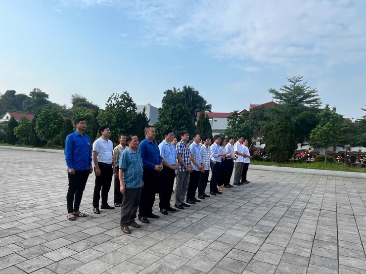 Thị trấn Quốc Oai: Dâng hương, viếng Nghĩa trang liệt sỹ nhân kỷ niệm 50 năm ngày Giải phóng miền Nam thống nhất đất nước (30/4/1975-30/4/2025)- Ảnh 1.